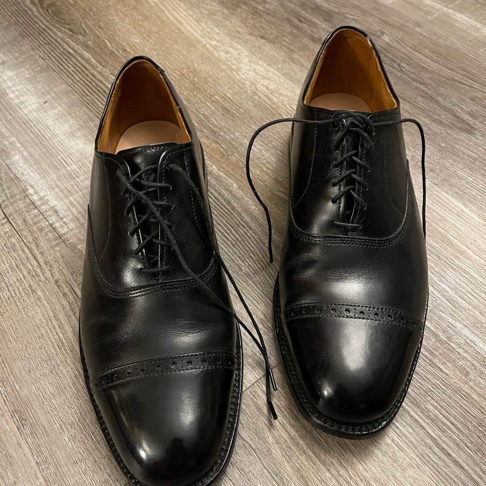 Black Size 9D Allen Edmonds cap toe dress shoes.